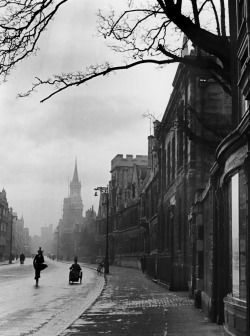 viα inritus: Oxford Street Scene, England, 1931. Photographed