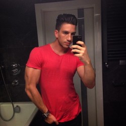 studposse:  His gf loves his musclefit shirts