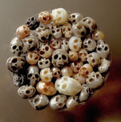 sixpenceee:  Carved pearls created by Christopher Jobson. 