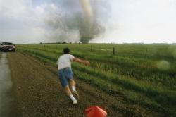 adapto:    Carsten Peter (2005)  Researcher Tim Samaras drops