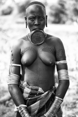 Ethiopian Mursi woman, by Ingetje Tadros.