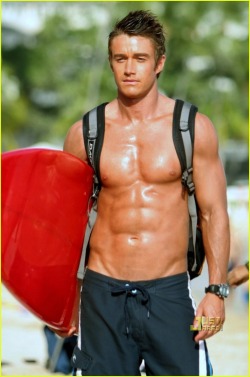 bro-mo:  surf-surfer:  Robert Buckley      (via TumbleOn)