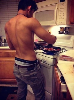 i-believe-in-chocolate:  Men who can cook <3