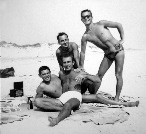 maximien:1970′s gay party on the beach