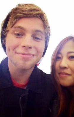 thoughtthesamething:Luke and a fan yesterday in Tokyo || @5SOSUpdatesLA 