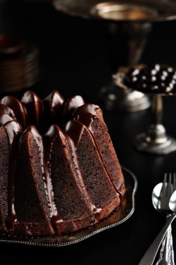 sweetoothgirl:  Chocolate Espresso Bundt Cake with Dark Chocolate