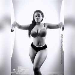 London @mslondoncross working the curves in this split light  no photoshop to create this , it&rsquo;s all about light.  #blog #NYC #blackhairstyles  #magazine  #thick  #fit #fitness #fashion #Model  #baltimore #honormycurves #photosbyphelps #nyc #dmv