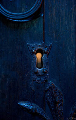 chatoyantstone:  isis0isis:  Through The Keyhole by tricky (rick