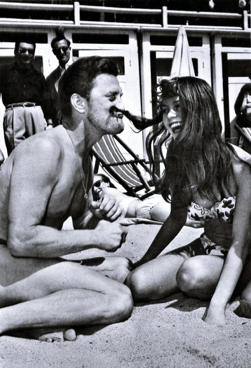 Kirk Douglas et Brigitte Bardot, Cannes, 1953.