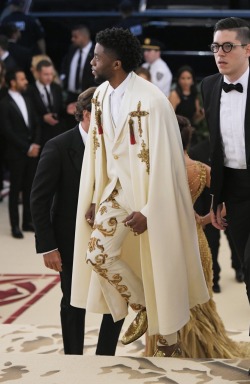 rainbowsandgucci:Chadwick Boseman’s look at the Met Gala +