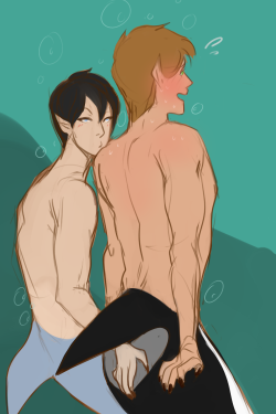 elkipalki:  musselbum and boyf floating in the ocean warm up