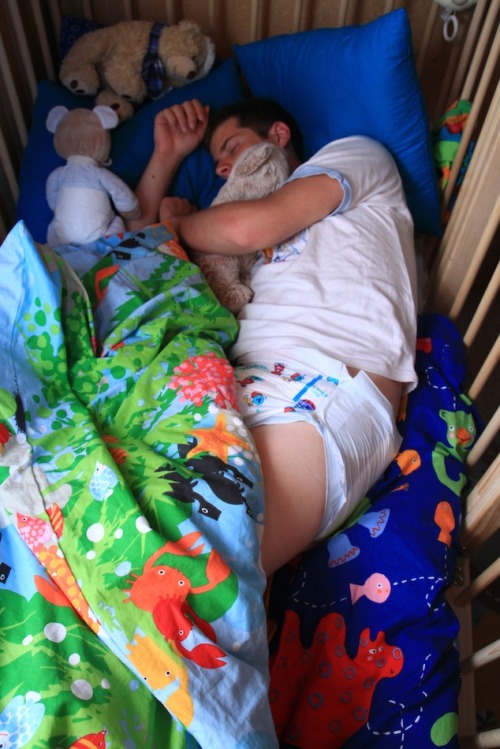 aboymikey:  ababyboy:  drykids and crib bed :)  Dude you are one cute guy!