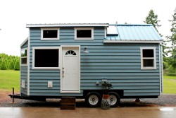 builtsosmall:  TINY HOUSE ON WHEELS This is such a cute tiny