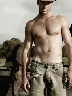 commandolover:  Hot men don’t need underwear: hot men go commando!  http://commandolover.tumblr.com/