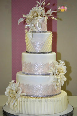 cakedecoratingtopcakes:  Elegant Wedding Cake by Viorica Dinu