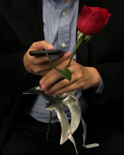 distantvoices: Hands holding flowers by @subwayhands on Instagram