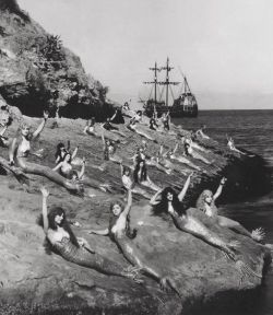 historicaltimes:  Actresses playing mermaids lounge during the