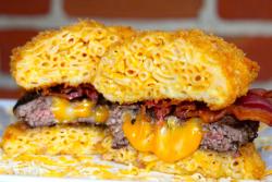 greatfoods:  Mac and Cheese bun burger via reddit 