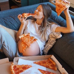 romaine88: bellylove577:  This cute preggo really loves her food!