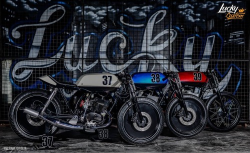 caferacerpasion:  âœŒ 3 better than 1! Suzuki FX-FXR100 â€ªCafe Racerâ€¬ â€œDiablitos Racerâ€ by Lucky Custom - Photos by Raul Origlia.A falta de una, aquÃ­ tienes 3 motos â€ŽSuzukiâ€¬ cafeteadas. Son una ediciÃ³n limitada del constructor argentino |