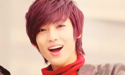 mypikachujokwangmin:  I just love his hair. 