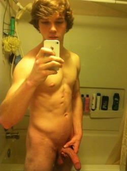 tom222222:  amateurandhot:  Bathroom iPhone Self Pic  Gays on