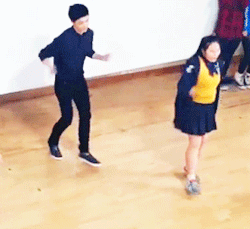 yixingsosweet:lucky fangirl dancing with the dancing machines