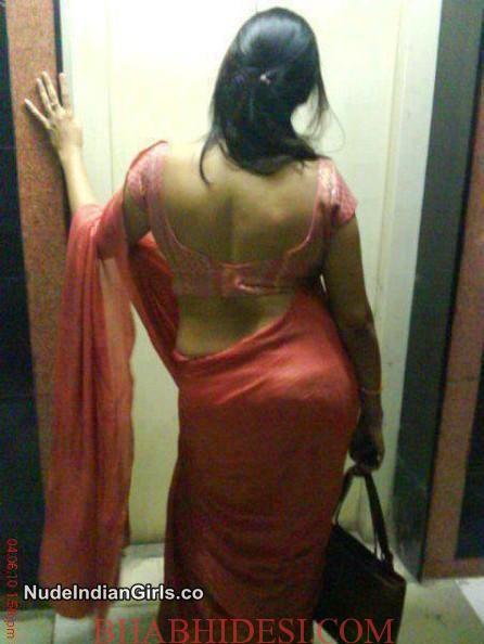 Indian Bhabhi in Red Saree Possing her Back & Sexy AssHot Indian Bhabhi in  Red Saree Possing her Back & Sexy Ass to tease her husband to fuck him hard  byÃ¢â‚¬Â¦View Post