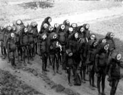 En 1936, des jeunes hommes reviennent de leur initiation dans