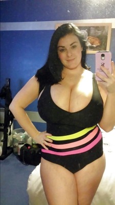 bigjuicyboobs:  Karla James selfie.