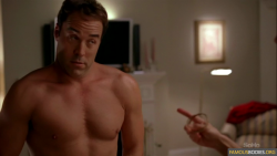 famousbodiesorg:  Best of Jeremy Piven Shirtless in Entouragehttp://www.famousbodies.org/best-of-jeremy-piven-shirtless-in-entourage/