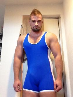 guysthatgetmehard:  blue singlet 