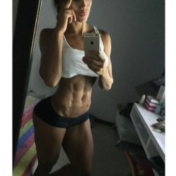 fitgymbabe:  Instagram: niaisaza Great Pic! - Check out more