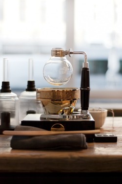 Siphon Coffee Maker A vacuum coffee maker works on the principle