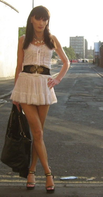 robin48-blog:  Lovely summer dress.When you look this natural,breasts are optional
