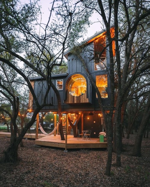 utwo:The Treehouses at HoneyTree FarmFrediricksburg Texas© HoneyTree