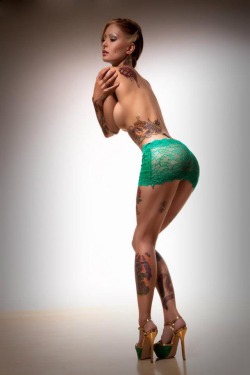 sexytattoedgirls1.tumblr.com/post/116985134209/