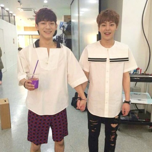 fy-exo:  exoxm90: ì²¸ì²¸ì´ëž‘ ì†ìž¡ì€ë‚ ??ðŸ’šhand holding day with chen chen??ðŸ’š 