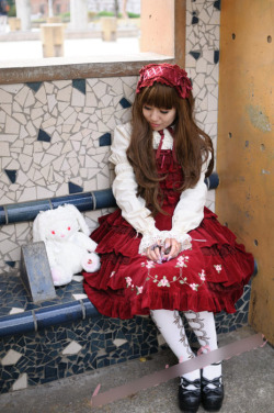 whimsical-vanilla:  OH MY GOD, that’s the dress Momoko embroidered