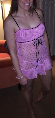 amateurslutwives383:Slut wife at the hotel. would love to see