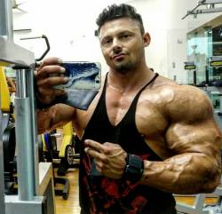 big-strong-tough:  Mattia Vecchi 