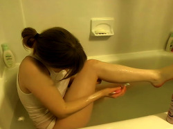 dollyswitch:  dollyswitch:  I just filmed a bath video, it should