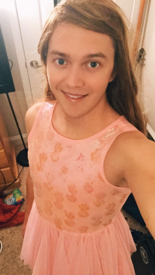 lookingforsissy6:princess-connie:I just need a pink dress to