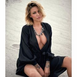 eje3:  Running hearts  Model: @miss_tina_louise | Dress: @just_enaj