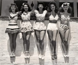 vintagefashionandbeauty:  Swimsuits, 1945. (♥) 