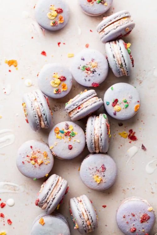 fullcravings:  Fruity Pebble Macarons