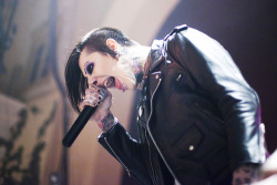 bone-palaceballet:  Chris Motionless 