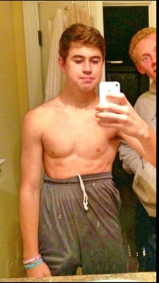 male-celebs-naked:  A nice outline of nash’s dick.