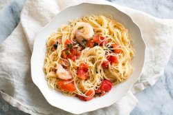 yummyinmytumbly:  Pasta Pomodoro with Shrimp