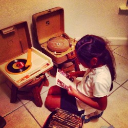 dustyrecordsandturntables:  My daughter crate digging my 45’s